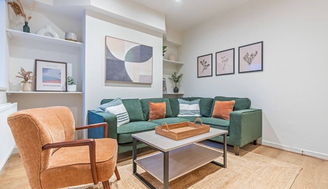 Chester Manor | 5 BR | Sleeps 10 | Free Parking