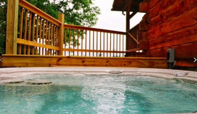 Chestnut 3 Bed /2 Bath cabin with Hot Tub Jacuzzi