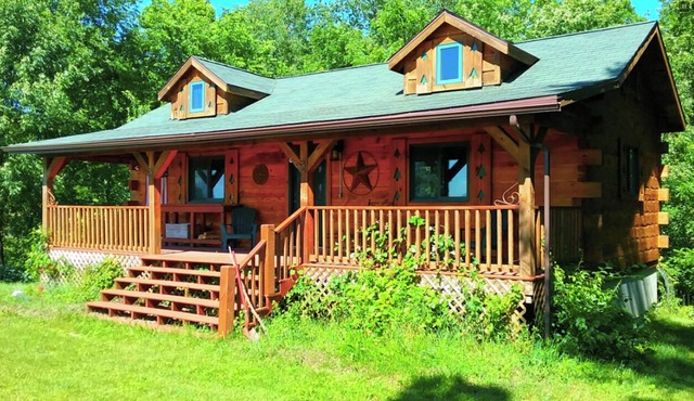 Chestnut 3 bedroom Log Cabin with Hot Tub Jacuzzi