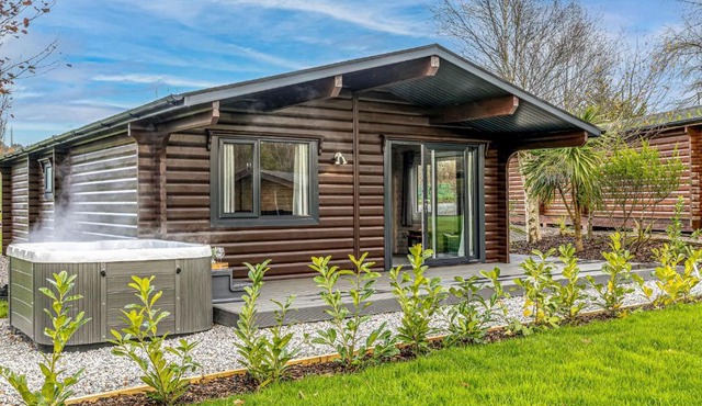 Chestnut, 6 Fingle Glen Lodges - Hot Tub - Free Parking & WiFi - Pets