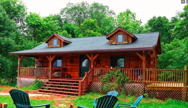 Chestnut Cabin w/ Hot Tub Jacuzzi