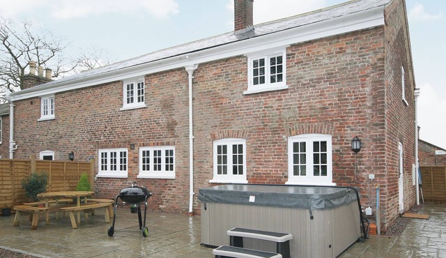 Chestnut Cottage - E5625