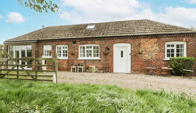 CHESTNUT COTTAGE, pet friendly, country holiday cottage in Filey