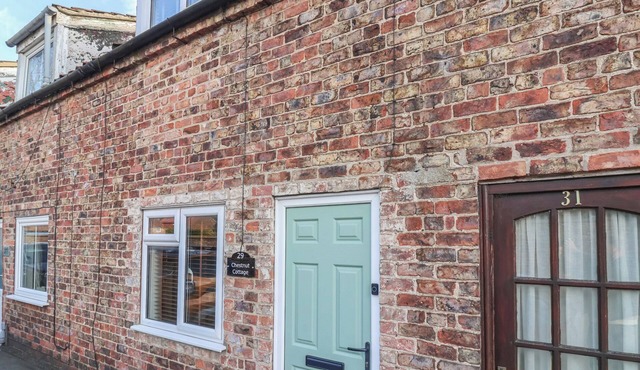 CHESTNUT COTTAGE, pet friendly, with open fire in Great Driffield