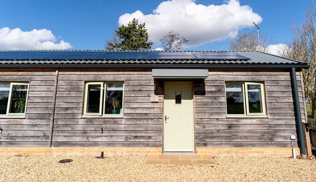 CHESTNUT COTTAGE, pet friendly in Stretham, Cambridgeshire