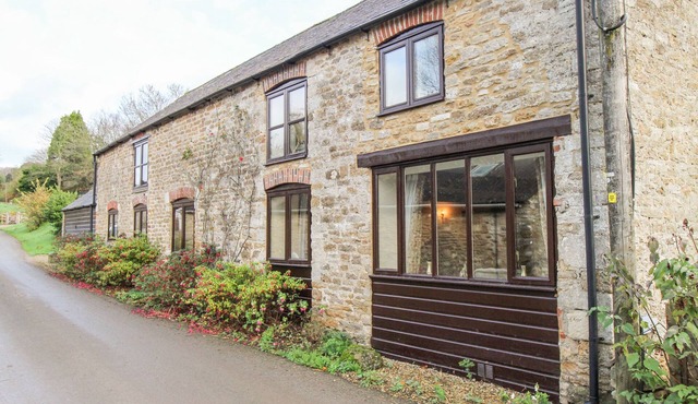 CHESTNUT COTTAGE, RODDEN, pet friendly, with open fire in Abbotsbury