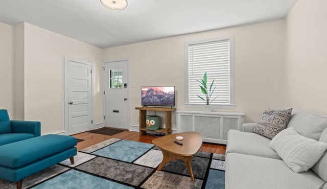 Chestnut Hill | 2BR | Easy Parking