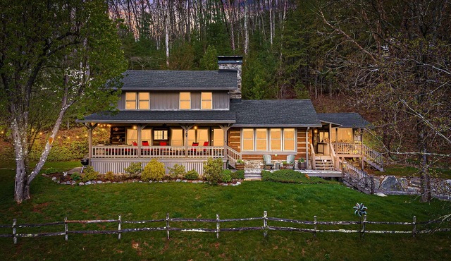 Chestnut House | Pet-Friendly Log Cabin w/Views & Fireplaces + Biltmore Pass