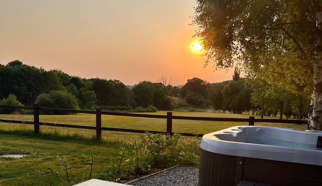 Chestnut Lodge - Hot Tub - Pet Friendly - Free Parking & WiFi - Golf Course