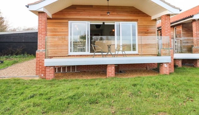 CHESTNUT LODGE, pet friendly, with a garden in Old Buckenham