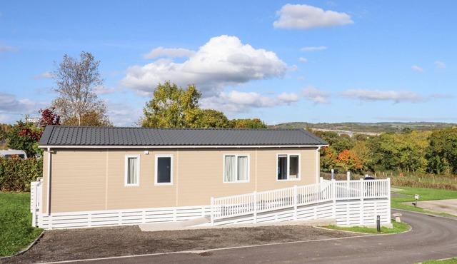 CHESTNUT LODGE, pet friendly, luxury holiday cottage in Newton Abbot