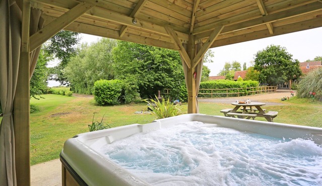 Chestnut Tree Barns - Seven Bedroom House, Sleeps 14