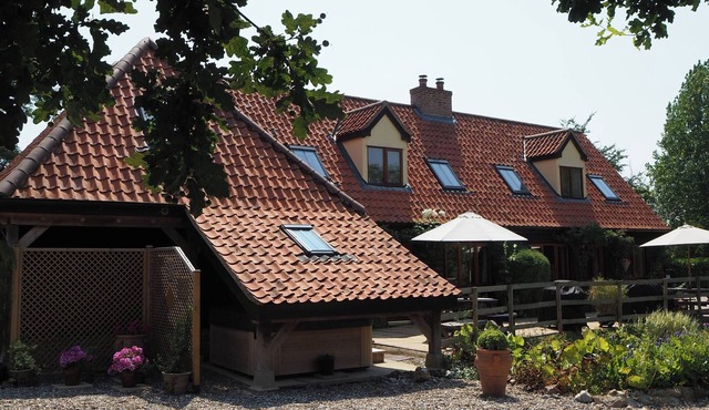 CHESTNUT TREE BARNS, pet friendly, with hot tub in Bungay