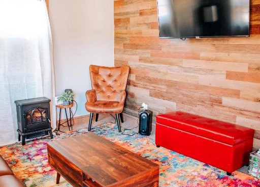 Chestnut View Cottage - 2BR, Private, Quiet, Professional Hosts, Smart TVs, Full Kitchen, and More!