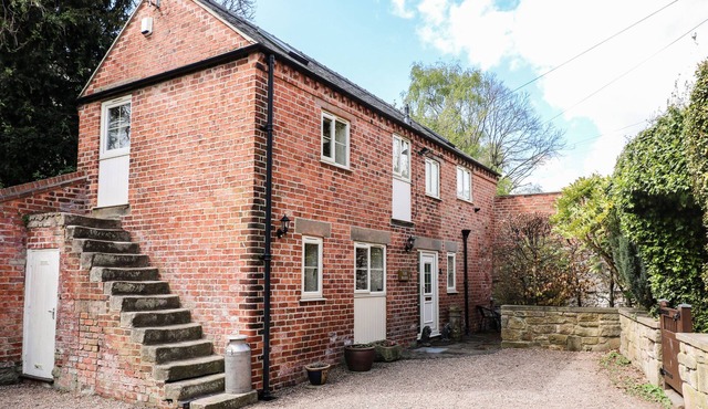 CHESTNUTS BARN, pet friendly, with a garden in Holbrook, Derbyshire