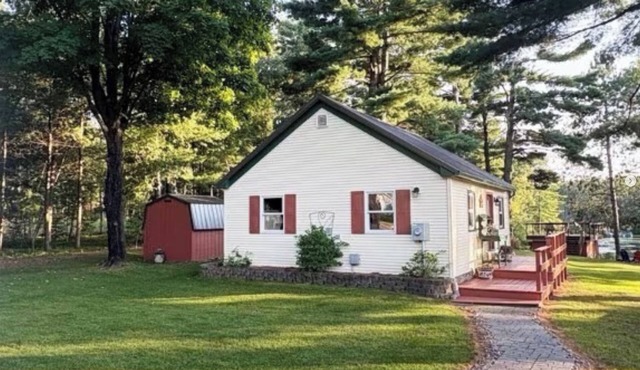 CHETEK LAKEFRONT: Modern 2BR "Sunset Deck" home on the Chetek Chain, Sleeps 6