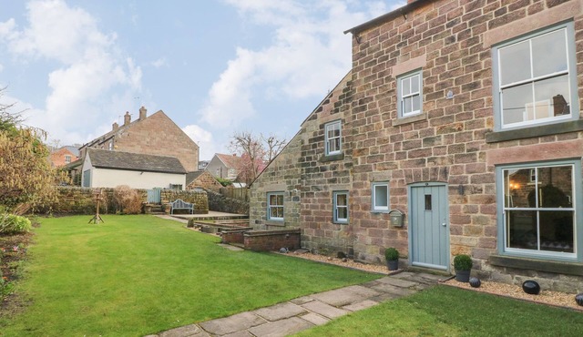 CHEVIN VIEW, pet friendly, character holiday cottage in Belper