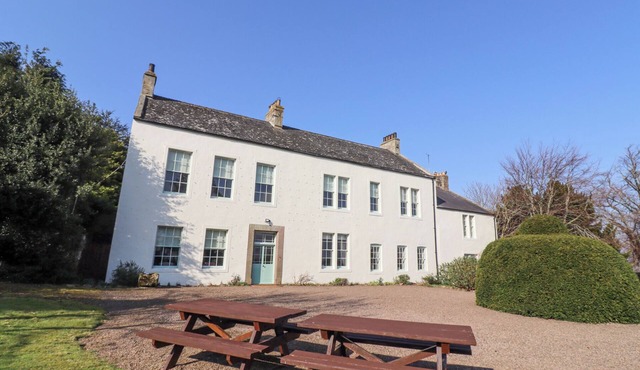 CHEVIOT MANOR, pet friendly, character holiday cottage in Wooler