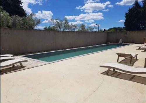 CHEZ BABOU studio d'artistes avec piscine, parking