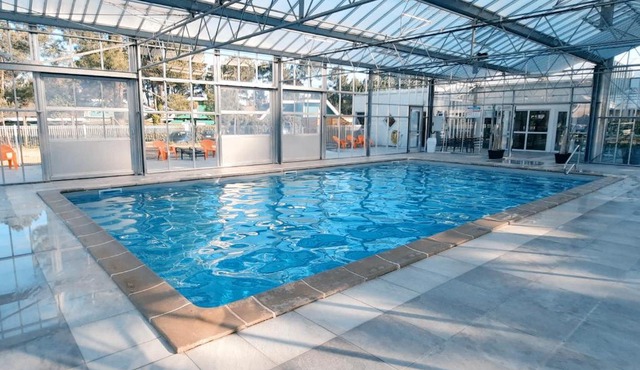 Chez Ced et Laeti, Appartement privé avec jardin et terrasse dans résidence l'estuaire muni d'une piscine couverte et aire de jeu, Linge de lit et de salle d'eau ainsi que télé, compris dans le tarif Profitez à fond de notre belle région