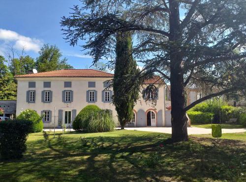 Chez Celine et Philippe Chambre atelier dans propriété de charme avec piscine