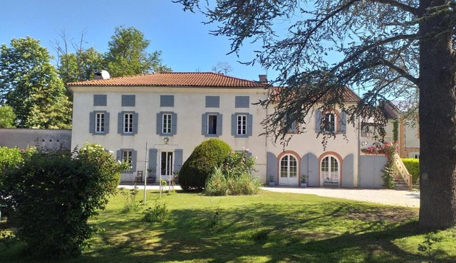 Chez Celine et Philippe chambre Marie dans propriété de charme avec piscine