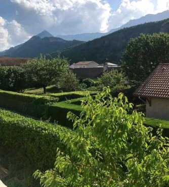 Chez Claire - Immense chambre, salle de bain indépendante réservée aux voyageurs, quartier calme, parking gratuit dans cour fermée