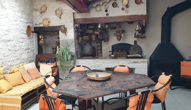 CHEZ DANIELE - Charming house in the heart of the village of Lalbenque