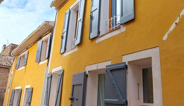 Chez Elle. Charming house located in the center of town, on a quiet pedestrian street.