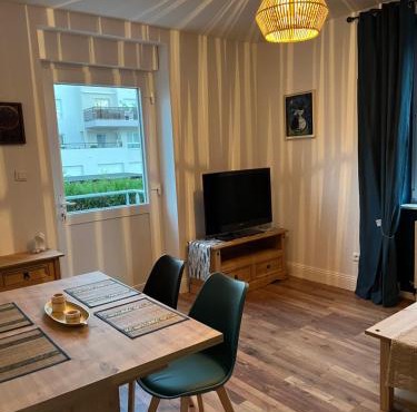 Chez F & G terrasse privée dans jardin à côté de la maison