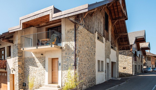 Chez Flo Apartment – Cozy Studio with Mountain View and Air Conditioning