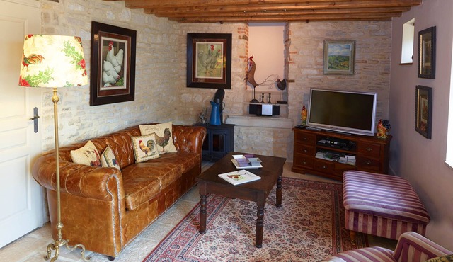 Chez Hall, La Grange, 2bdr/2bth converted barn bursting with charm, Meursault