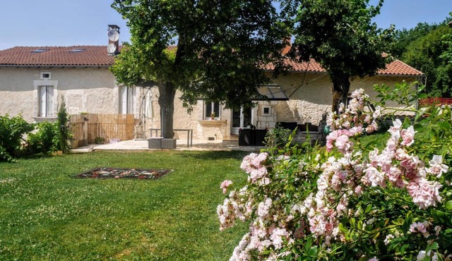 Chez "hygge en périgord", gîtes climatisés à la campagne avec piscine chauffée privatisée et balnéo en option ou déjà incluse- 1 gîte de 2 personnes, 1 jusqu'à 6 personnes et 1 jusqu'à 12 personnes