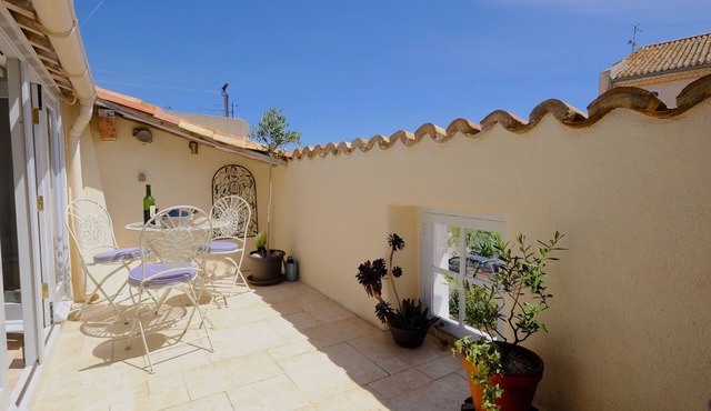 Chez LuLu – charming village house with roof terrace in the heart of Olonzac