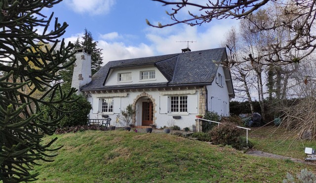 Chez Madeleine - House for 11 on wooded grounds