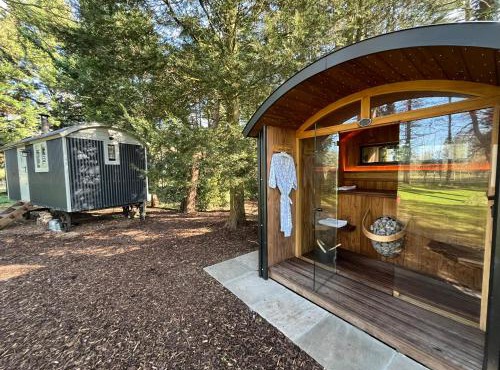 Chez Marguerite Shepherd's Hut & Private Sauna Cabin, Outside Bath