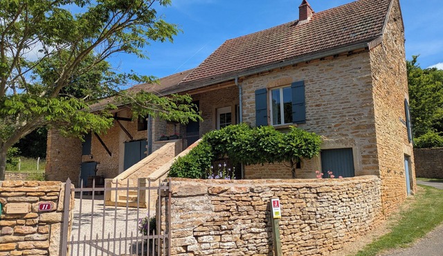Chez Max et Juliette - Traditional Stone house in historic Burgundy village