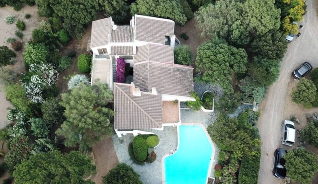 Chez Mister J, spacious villa with swimming pool, in the heart of the Cala Rossa estate.