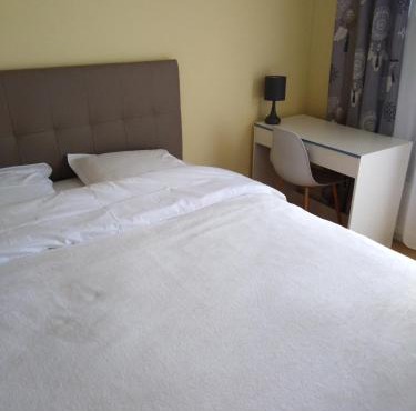 chez Myla chambre avec tv écran plat et salle de bain privative