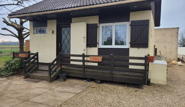 Chez Sara" canal-side Canadian cottage