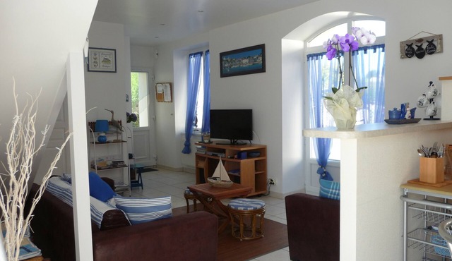 "Chez Tante Na" Detached, renovated, bright family house.