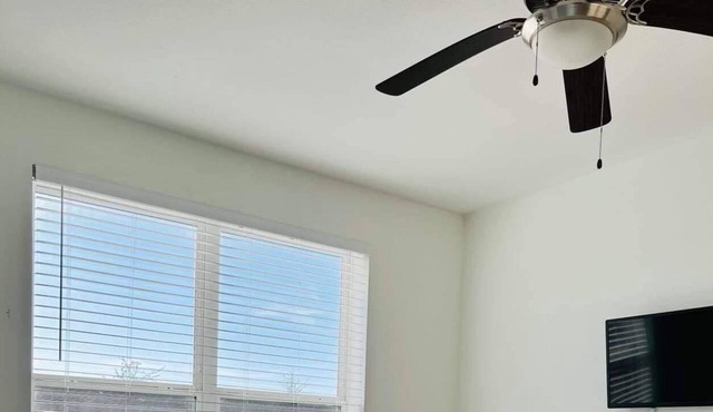 Chi-Blue ~ Luxurious 1BD/1 BA with King Bed | Resort-Style