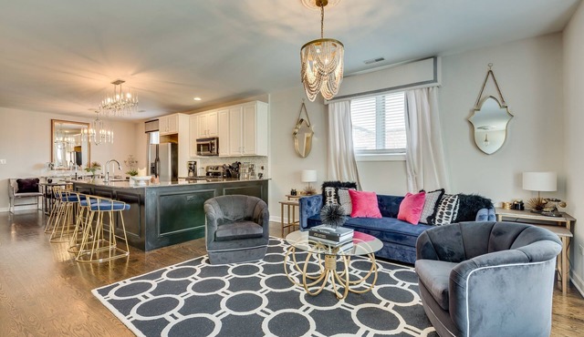 Chi-Town Chill - Get Anywhere in the City from This Perfectly Located Duplex by AllSet Turnover