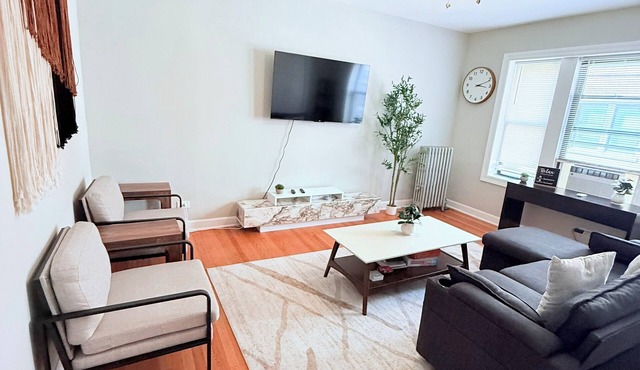 Chic 1 BD apt in West Rogers Park, Chicago-Near Loyola University