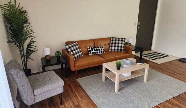 Chic 1 Bd Great for Travel Professionals!