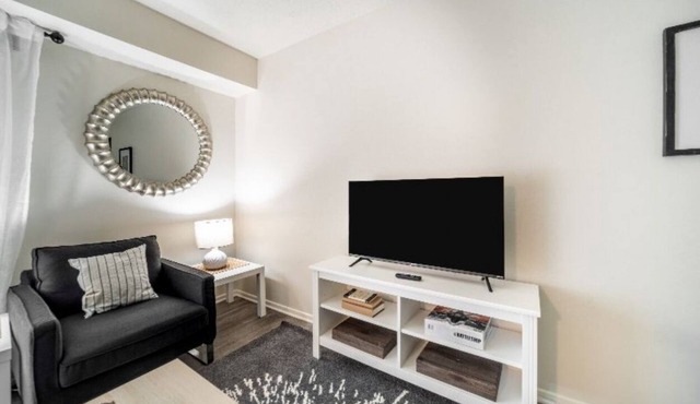 Chic 1 Bd Perfect for Travel Professionals!