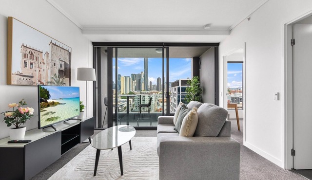 Chic 1 Bed Inner-City Retreat with Pool and Views