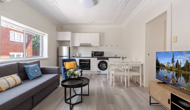 Chic 1-Bed Retreat Near Shops & Beach