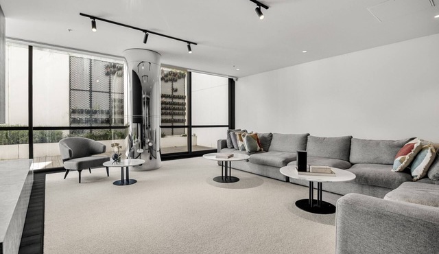 Chic 1-Bed South Melbourne Unit with Pool & Gym