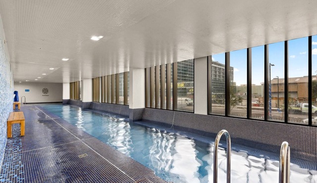 Chic 1-Bed with Pool by River, Ferry & Amenities